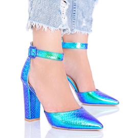 Blaue holografische Pumps auf dem Ashley-Pfosten