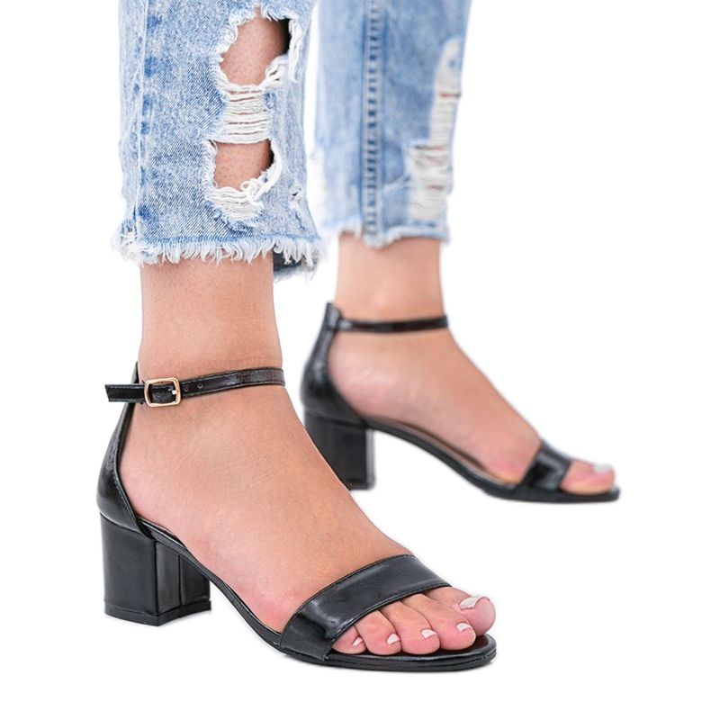 Schwarze Sandalen auf niedrigem Pfosten von Love Bites