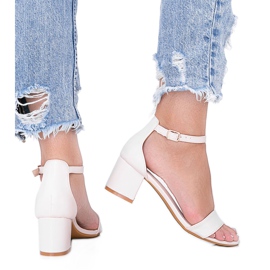 Beige Sandalen auf einem niedrigen Sever-Pfosten