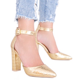 Sandalen am Pfosten im Glamour-Krokodilleder-Motiv golden