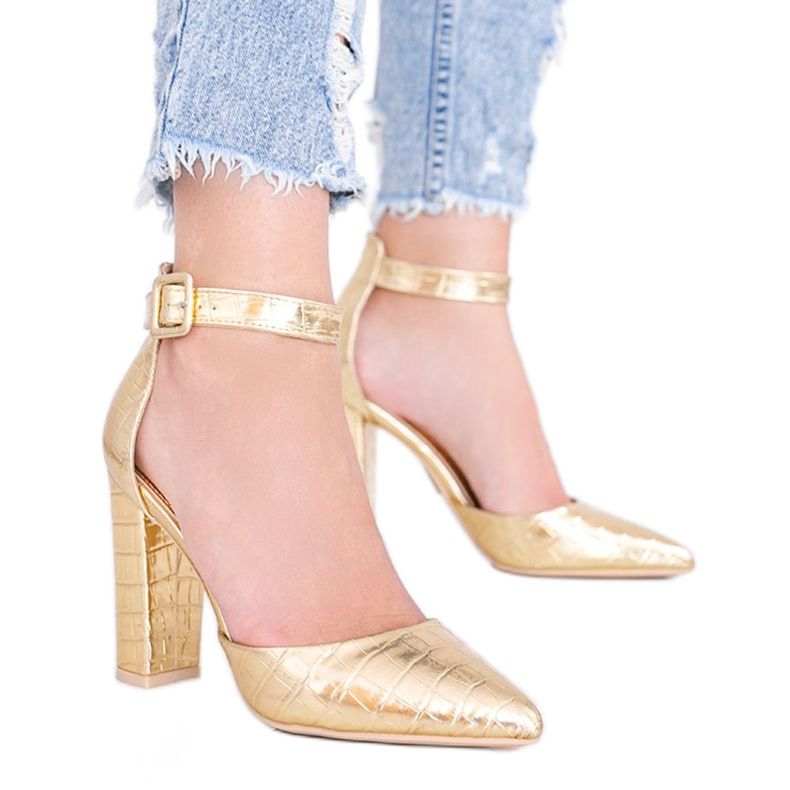 Sandalen am Pfosten im Glamour-Krokodilleder-Motiv golden