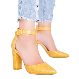 Senffarbene Pumps auf einem Pfosten im Glamour-Krokodilhaut-Muster gelb