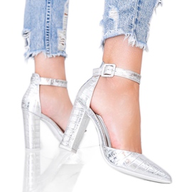 Silberne Pumps am Pfosten im Glamour-Krokodilleder-Muster