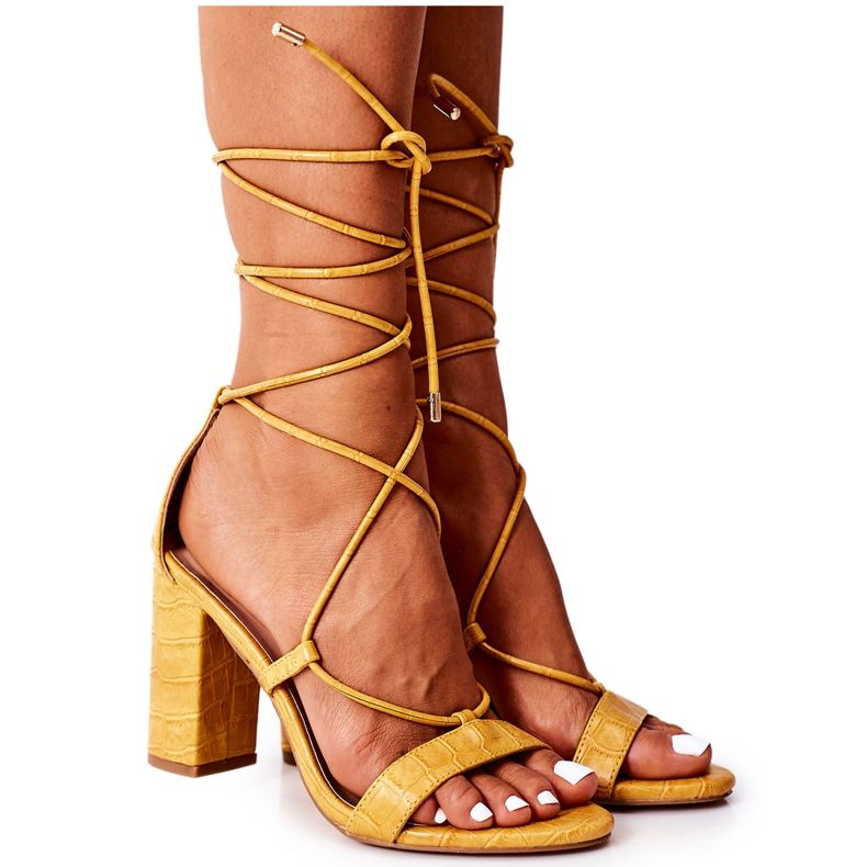 PS1 Gebundene Sandalen auf einer gelben Laufsteg-Bar