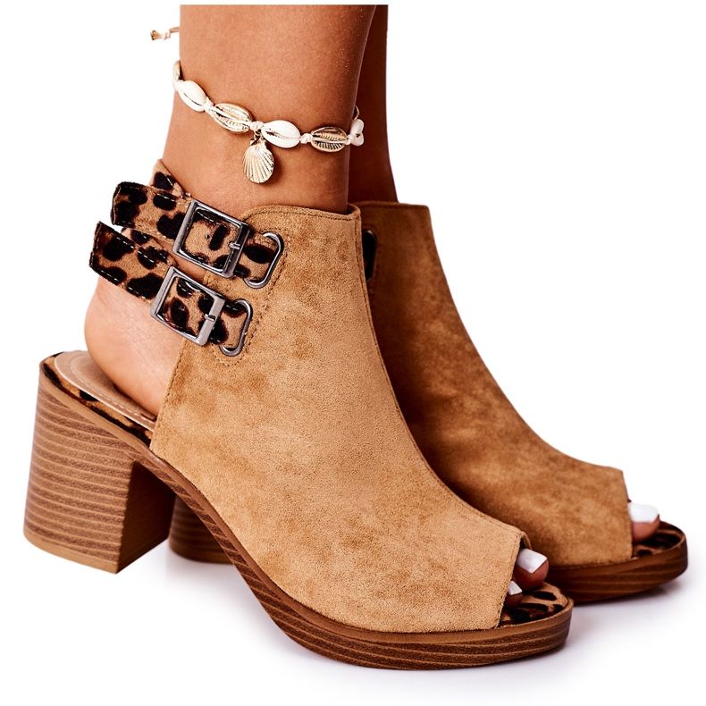 Wildledersandalen auf einer Bar Lu Boo Camel Leopard braun