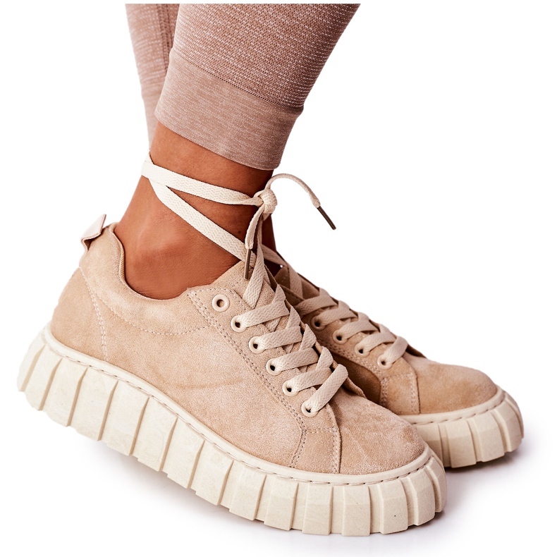 Wildleder-Sneakers auf dem Beige Everything