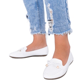 Weiße Mokassins im Miriam-Krokodilleder-Motiv