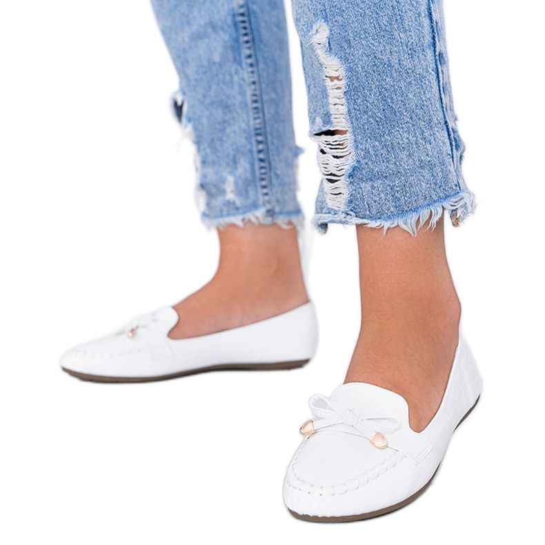 Weiße Mokassins im Miriam-Krokodilleder-Motiv