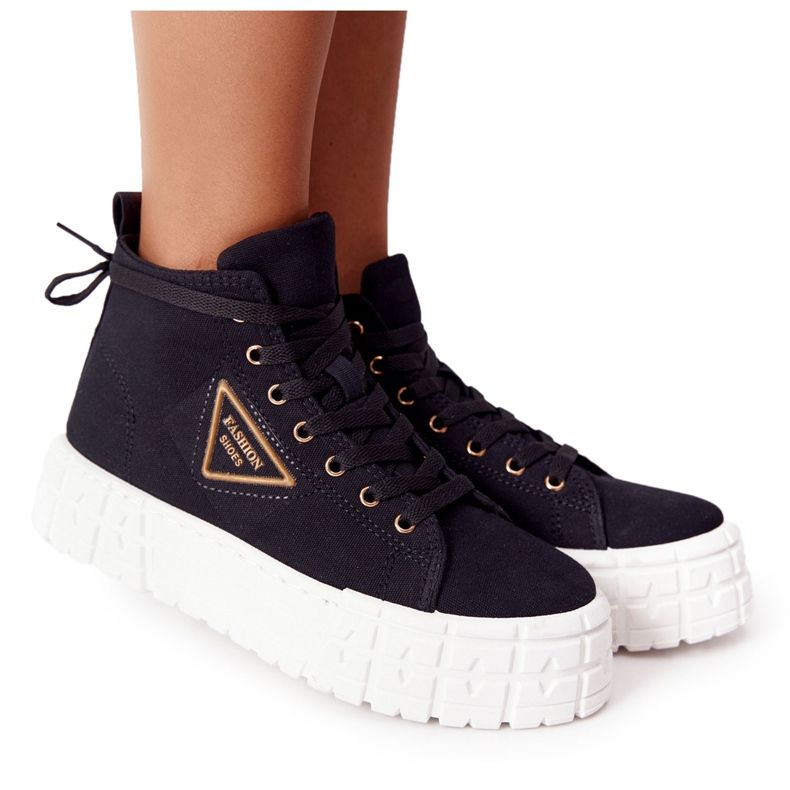 Hohe Sneakers für Damen auf einer schwarzen Manhattan-Plattform