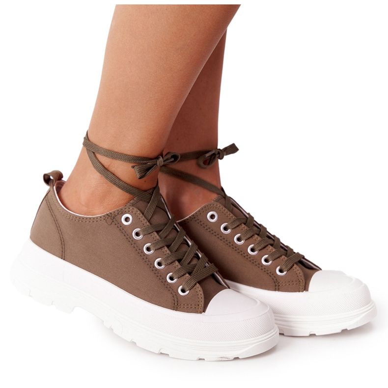 Sneakers für Damen auf der grünen Travel Time-Plattform