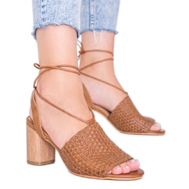 Braune geflochtene Sandalen am Estrella-Pfosten