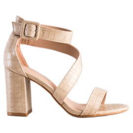 Renda Sandalen an einer Bar mit Öko-Leder beige