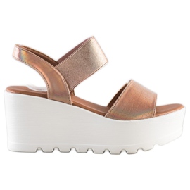 Weide Leichte Sandalen auf einem weißen Keil golden