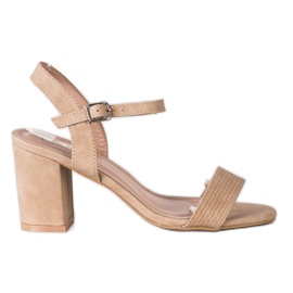 Nio Nio Lässige Sandalen an einer Bar beige