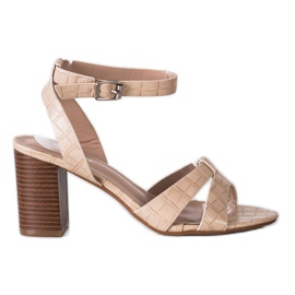 Renda Stilvolle Sandalen an einer Bar beige