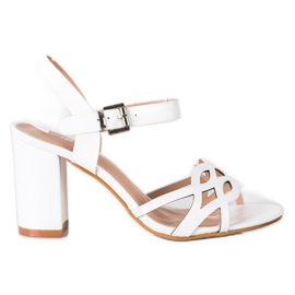 Renda Elegante Sandalen an einer Bar weiß