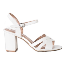 Laura Mode Lässige weiße Sandalen an einer Bar