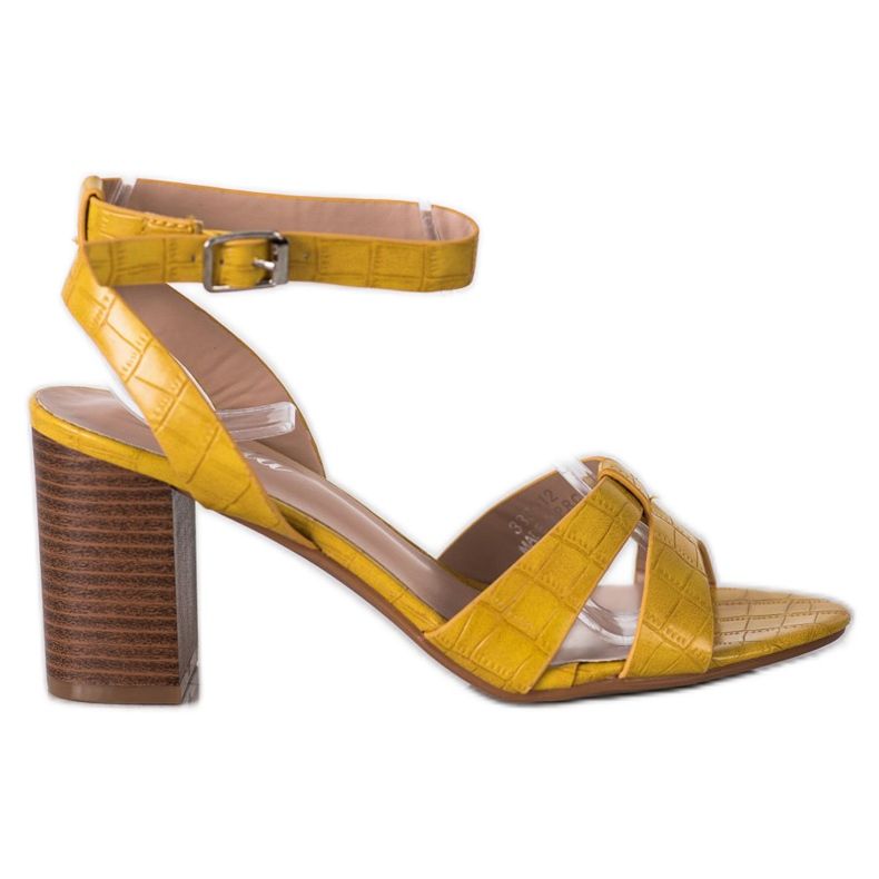 Renda Stilvolle Sandalen an einer Bar gelb