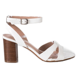 Renda Stilvolle Sandalen an einer Bar weiß