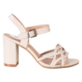Renda Elegante Sandalen an einer Bar beige