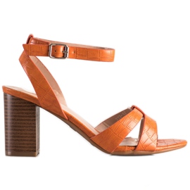 Renda Stilvolle Sandalen an einer Bar orange