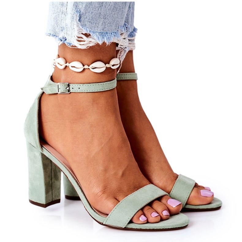 PS1 Grüne Wildledersandalen auf einem Florence Green Bar