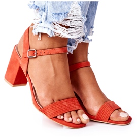 PS1 Vanessa Sandalen aus Wildleder Orange auf einer Bar