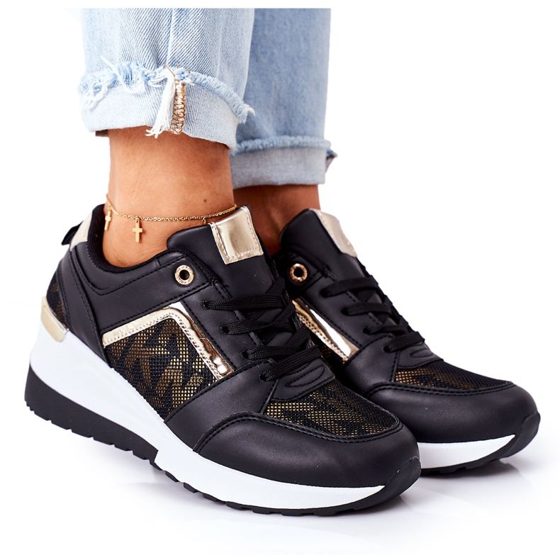 Schwarze Sneakers mit Keilabsatz am Wochenende