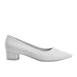 Graue Pumps am niedrigen Zafira-Pfosten