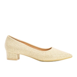 Goldene Pumps auf einem Kennedy-Tiefpfosten