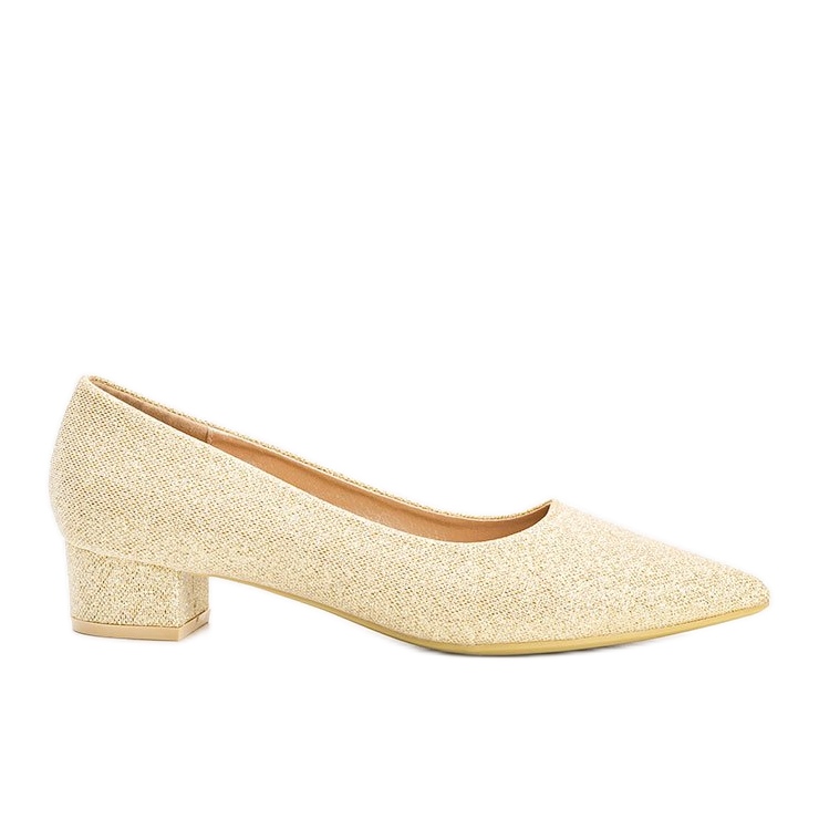 Goldene Pumps auf einem Kennedy-Tiefpfosten