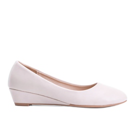 Beige Pumps am niedrigen Keilabsatz von Adiess