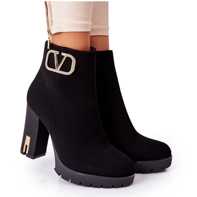 PS1 Schwarze warme Stiefel an einer Bar wunderbar golden