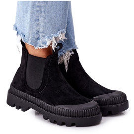 Mulanka Wildlederarbeiter auf der schwarzen Plattform kommen mit mir