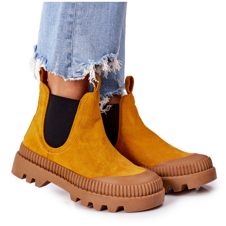 Mulanka Wildlederarbeiter auf der gelben Plattform kommen mit mir