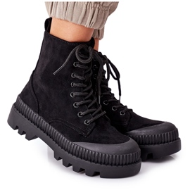 PV1 Wildlederarbeiter auf der schwarzen Plattform hier bin ich