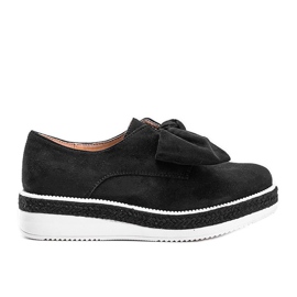 Schwarze Schuhe auf einer dicken Sindri-Sohle