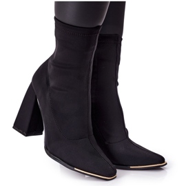 Stiefel auf einem Pfosten aus schwarzem elastischem Stoff mit Wow-Effekt