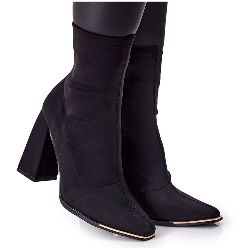 Stiefel auf einem Pfosten aus schwarzem elastischem Stoff mit Wow-Effekt