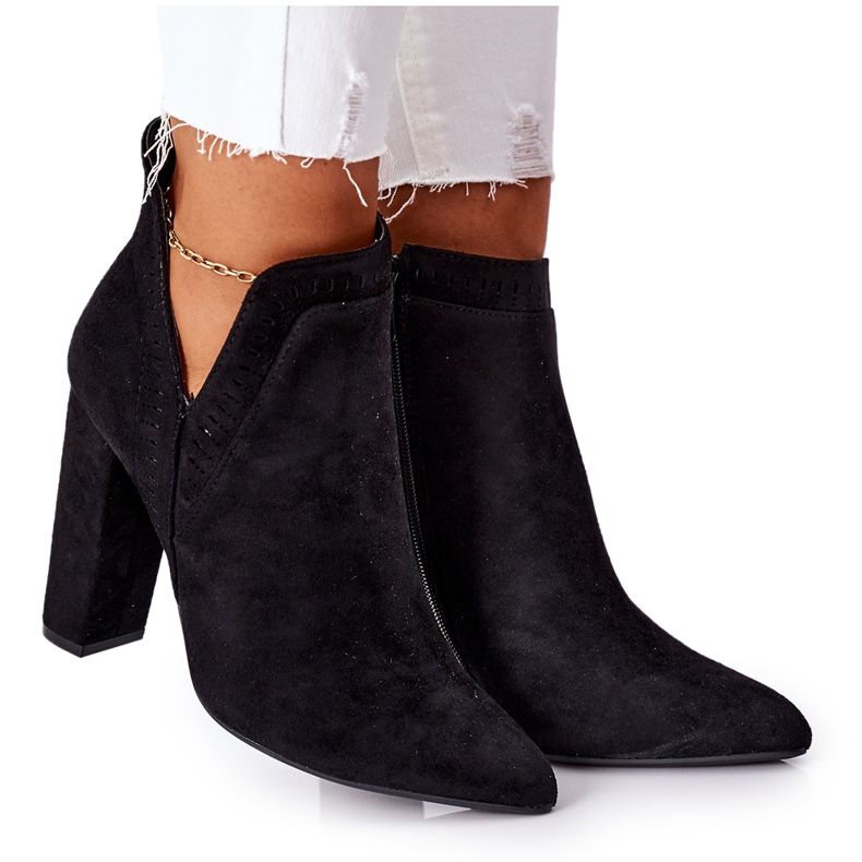 PS1 Schwarze Sally Warme Stiefel an einem Pfosten