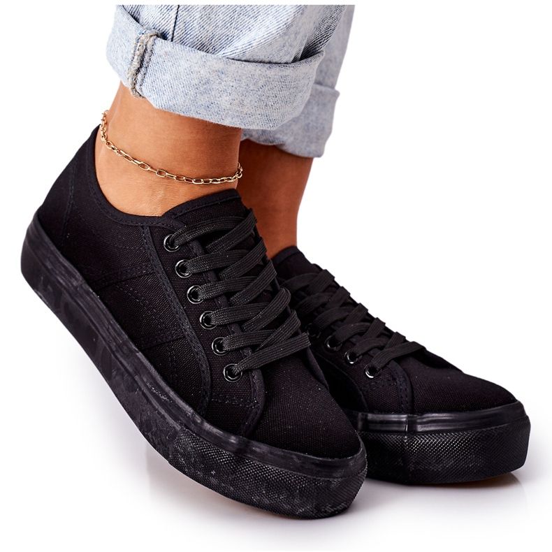 PW1 Sneakers für Damen auf dem schwarzen Skateboard