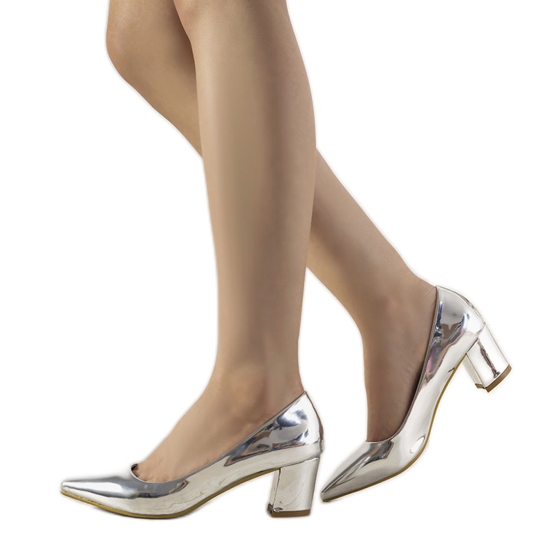 Silberne Pumps am Harye-Pfosten silber-