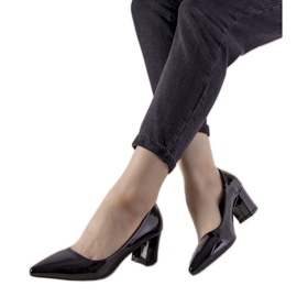 Schwarze Pumps am Harye-Pfosten