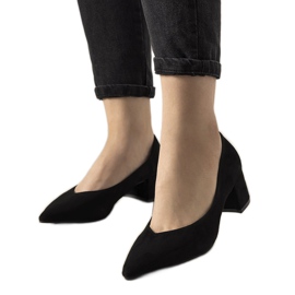 Schwarze Pumps am Floren-Pfosten