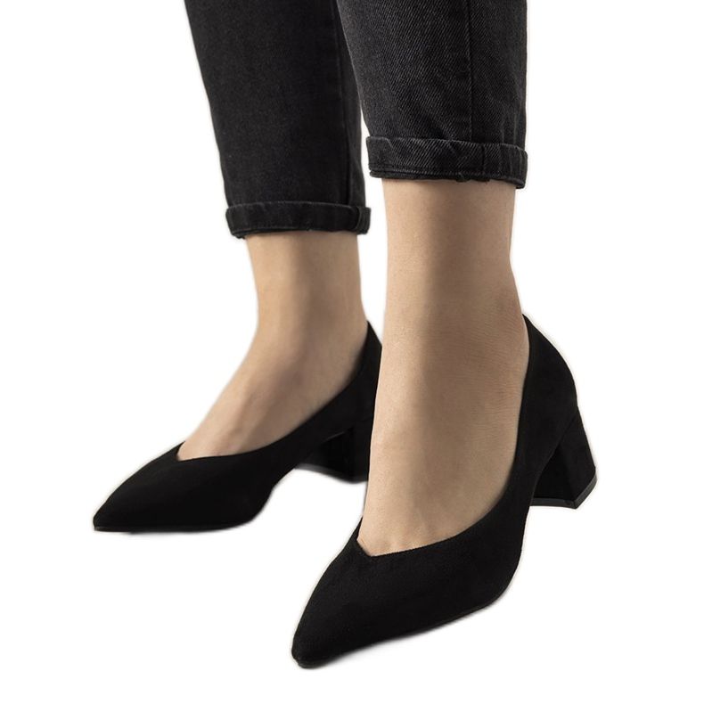 Schwarze Pumps am Floren-Pfosten