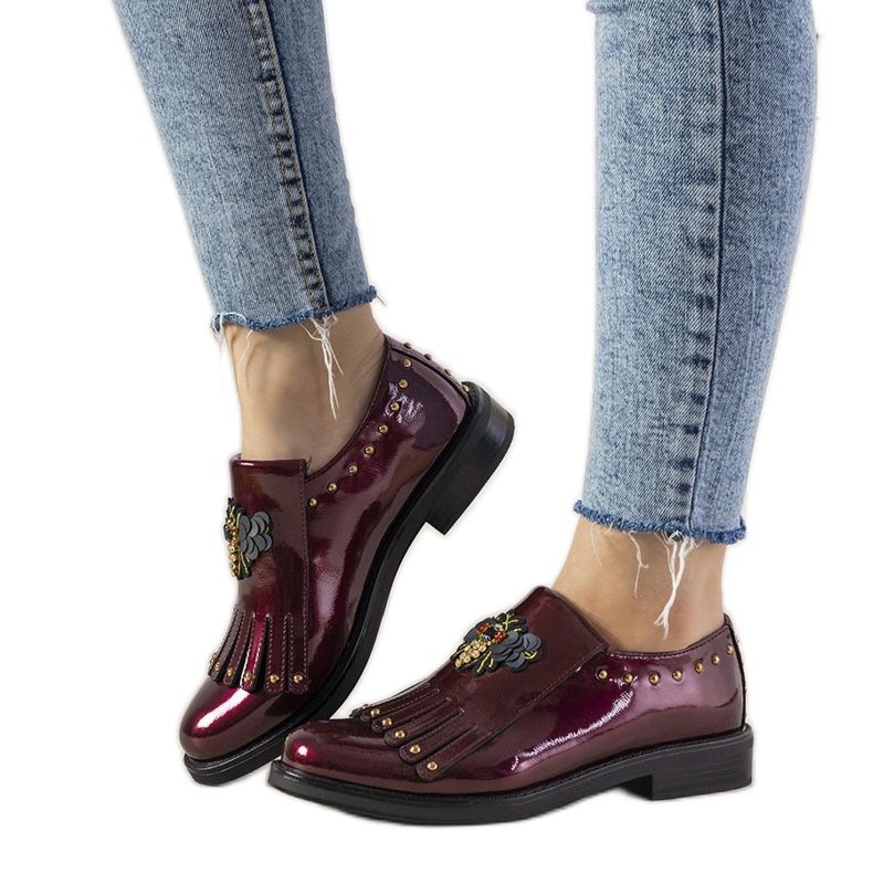 Kastanienbraune Slip-Ons mit GF-FD9-Nieten rot