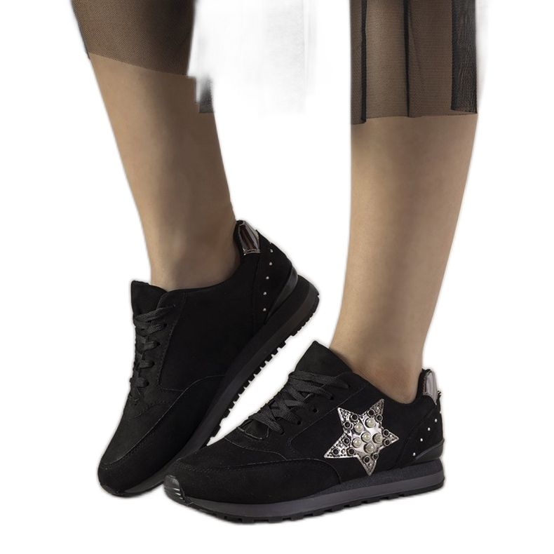 Schwarze Sport-Sneaker verziert mit Ruler-Nieten