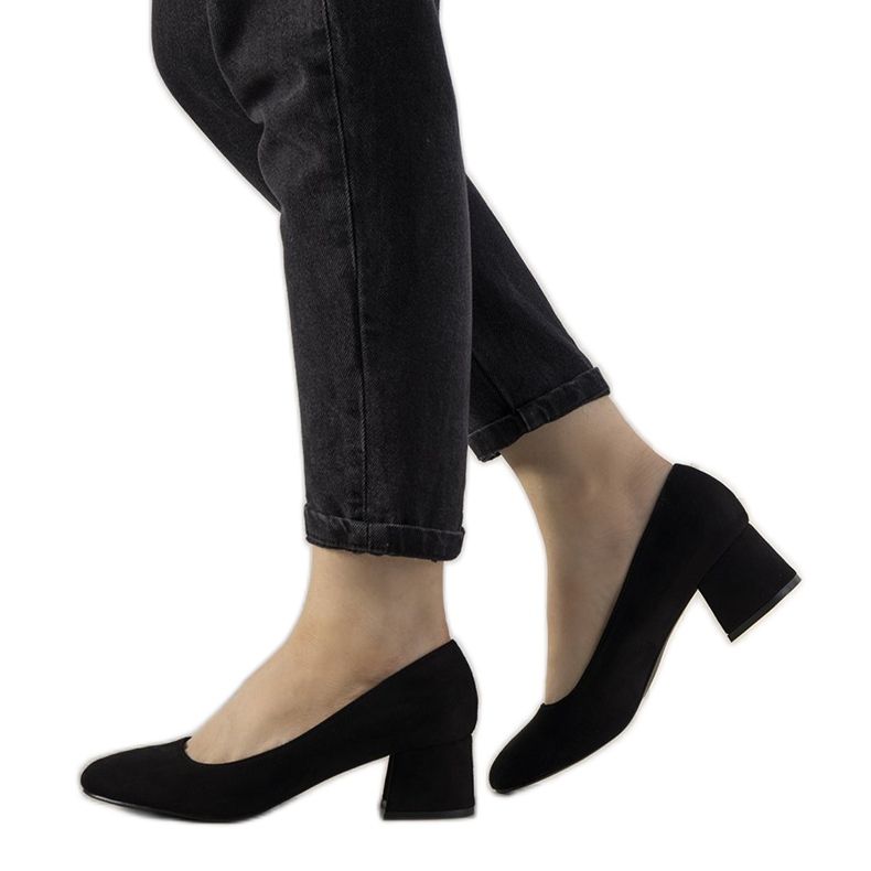 Schwarze Pumps auf dem Always Post