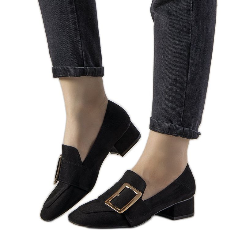 Schwarze Pumps an einem Pfosten mit Next-Schnalle