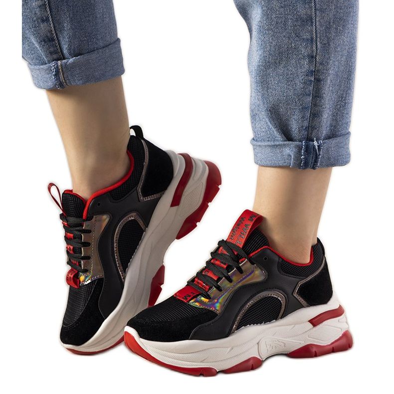 Schwarze Sneaker mit holographischen Freedom-Einsätzen